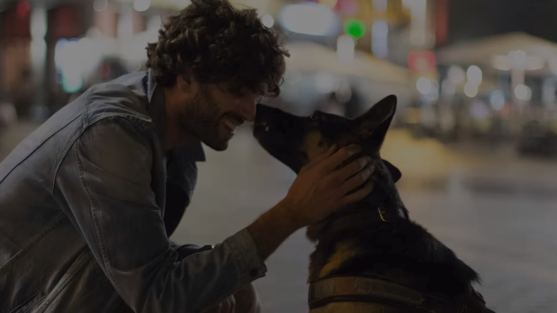 Sehbehinderter mit Blindenhund in Marseille gewaltsam aus Supermarkt geworfen (Video)