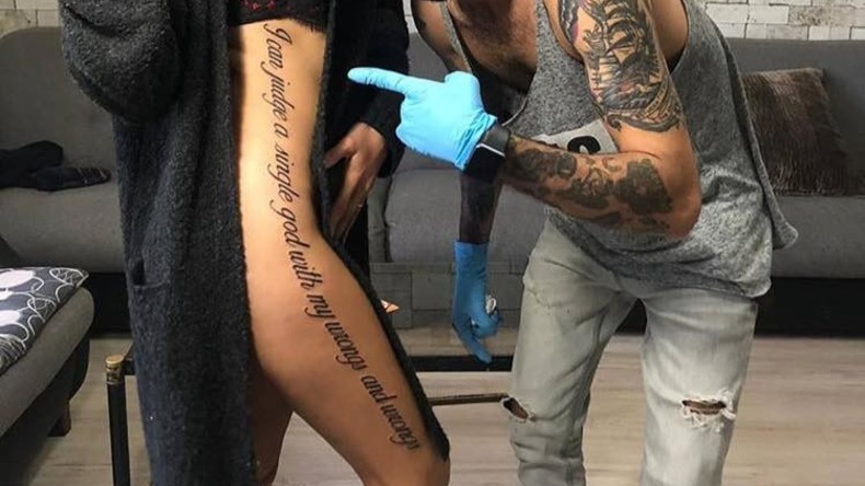Instagram-Star überrascht Fans mit Tätowierung und erntet Häme wegen Textfehlern