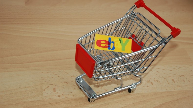 "Defekt oder für Ersatzteile": Mann bietet seine Freundin zum Verkauf auf eBay