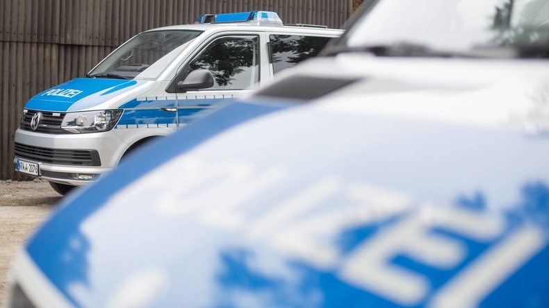 Autofahrer wird von 25 Polizeistreifen und Hubschrauber verfolgt