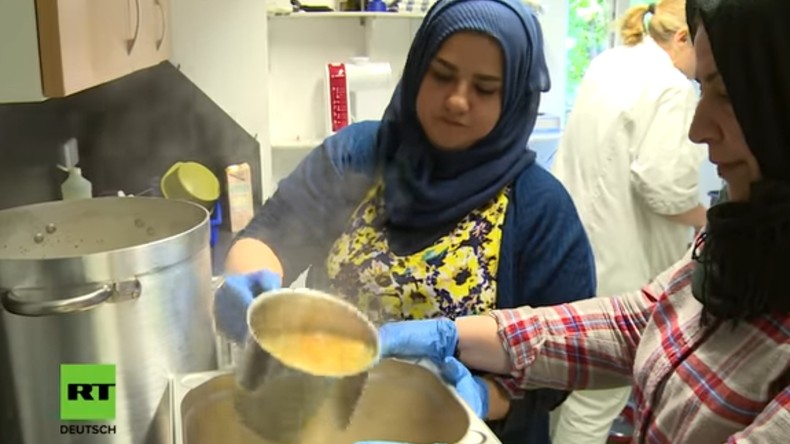 RT-Reportage: Flüchtlinge kochen für Berliner Obdachlose (Video)