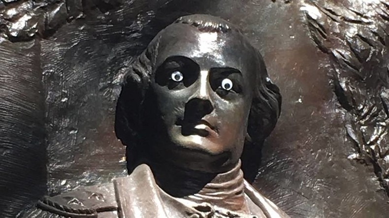 Vandalismus: Wackelaugen auf Denkmal eines US-Helden geklebt, Polizei sucht nach Tätern