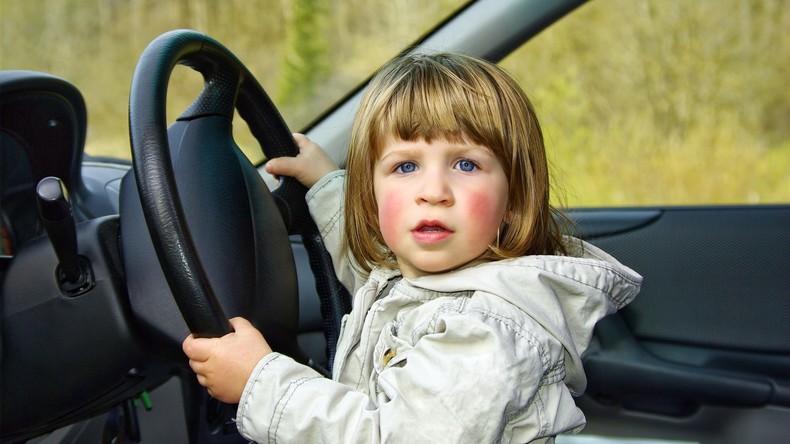 Vater setzt Zweijährige ans Steuer – rund 30.000 Euro Schaden