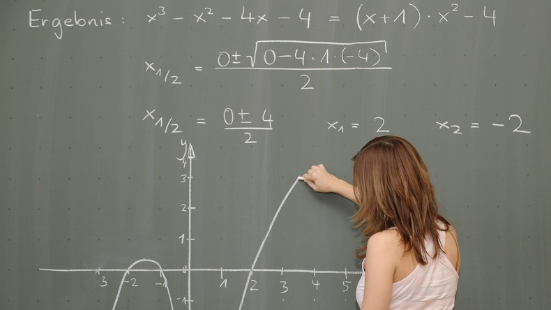 Nacktfotos gegen gute Noten: Strafbefehl für Lehrer