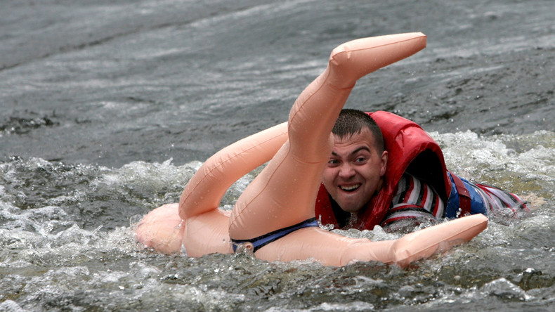 Polizei rückt wegen Erotikpuppe im Wasser aus