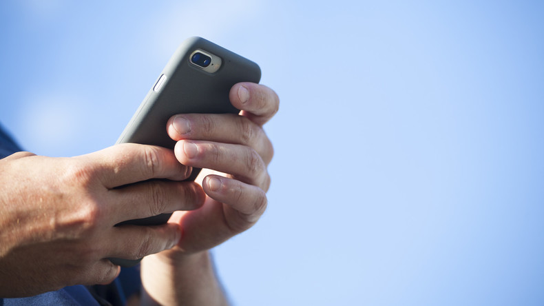 Kneipenbesucher in Brasilien starrt die ganze Zeit auf's Handy – und bekommt nichts vom Überfall mit