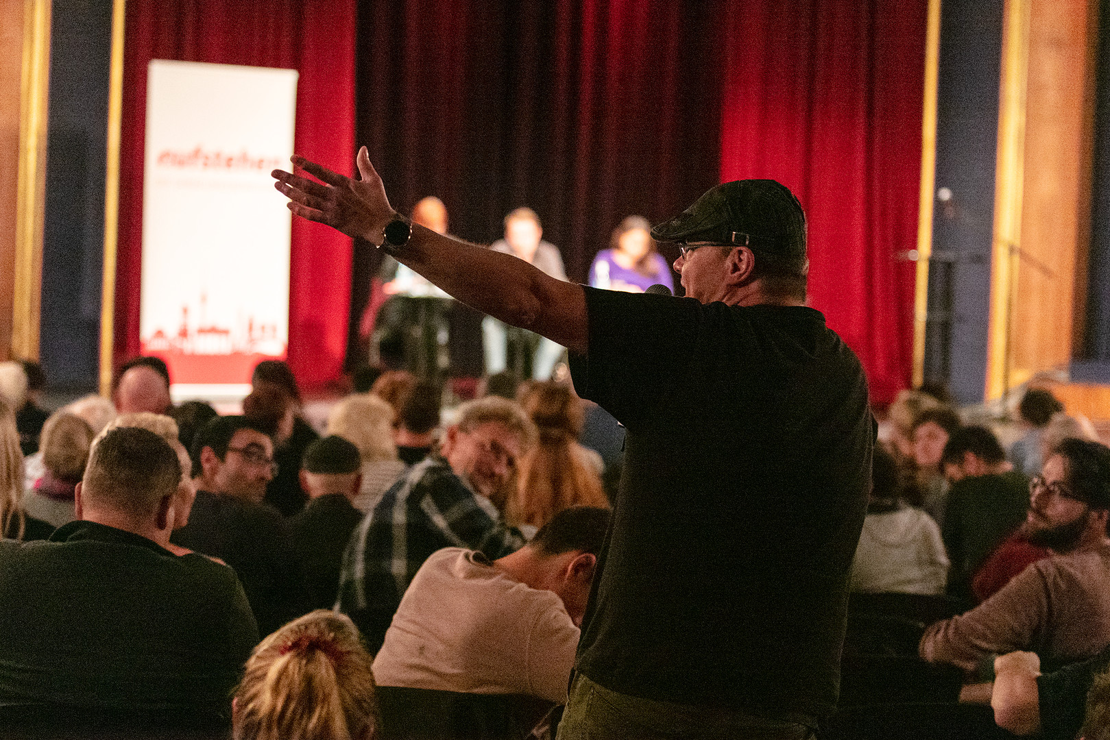 Wider die simplen Feindbilder – Das erste Treffen der Sammlungsbewegung "Aufstehen" in Berlin
