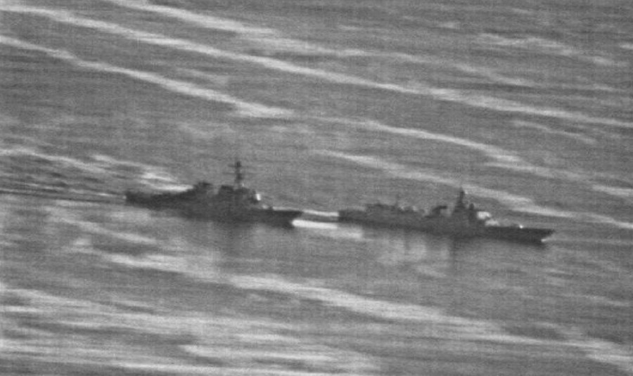 "Beinahe-Kollision": Geleakte Fotos zeigen chinesisches Schiff, das einen US-Zerstörer verdrängt 