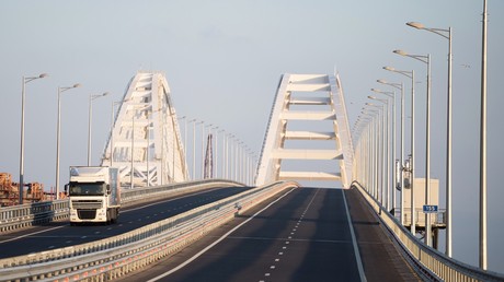 Schwere Lastwagen können erstmals Brücke zur Halbinsel Krim befahren