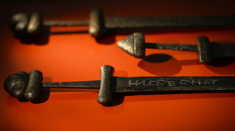 Fund aus Pre-Wikingerzeit: Kind fischt beim Schwimmen 1.500 Jahre altes Schwert aus See in Schweden