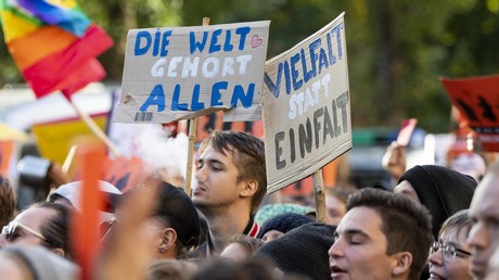 Video: "#unteilbar" – Demonstration gegen Rassismus und Rechtsruck in Berlin