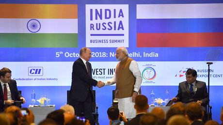 Der russische Präsident Vladimir Putin schüttelt dem indischen Premierminister Narendra Modi die Hand, während er am 5. Oktober 2018 an einem russisch-indischen Wirtschaftsgipfel in Neu-Delhi teilnimmt. 