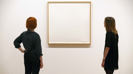 Pariser Kunstgalerie zeigt Sarg in Form eines Turnschuhs