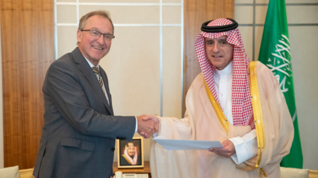 Der neue deutsche Botschafter in Saudi-Arabien, Jörg Ranau, überreicht dem Außenminister des Königreiches Adel al-Dschubair sein Beglaubigungsschreiben.