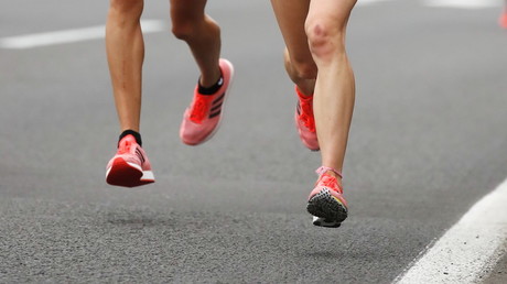 Beinbruch bei Staffellauf - Athletin kriecht trotzdem ins Ziel