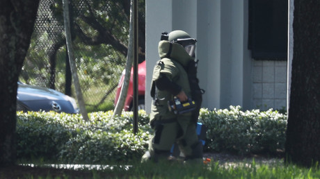 Ein Techniker eines Bombenkommandos vor dem Büro der Abgeordneten Debbie Wasserman Schultz in Sunrise, Florida