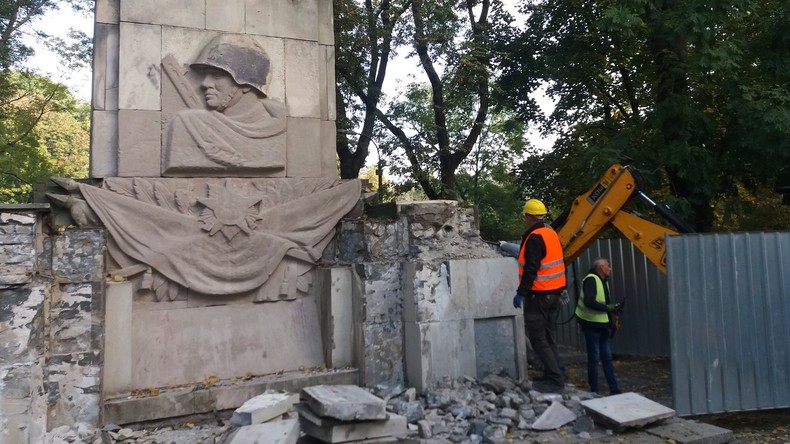 Letztes sowjetisches Kriegerdenkmal in Warschau demontiert – Warschauer bringen dennoch Grablichter