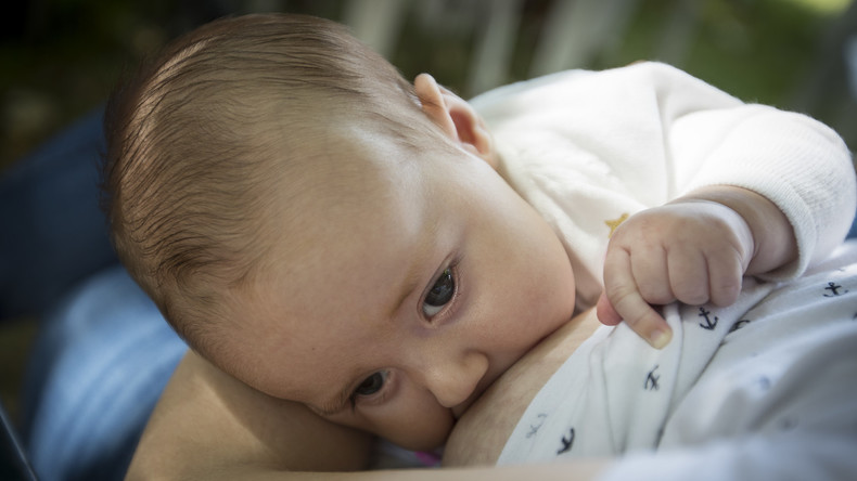 Mütter-Solidarität: Flugbegleiterin stillt fremdes Baby, weil Passagierin Babynahrung ausläuft