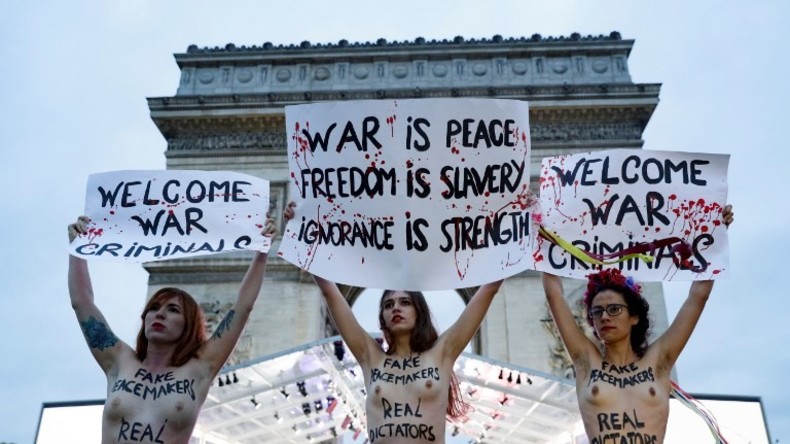 Paris: FEMEN-Aktivistinnen protestieren gegen “Kriegsverbrecher” bei Weltkriegsgedenken
