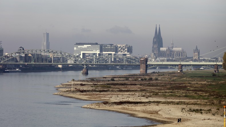 Tanker läuft in Köln bei Niedrigwasser auf Grund