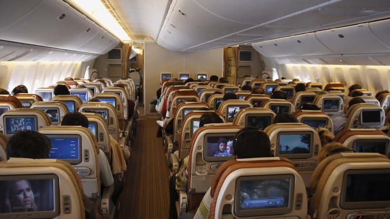 Massives Problem: Passagier verklagt Fluglinie, da dicker Sitznachbar ihn verletzte