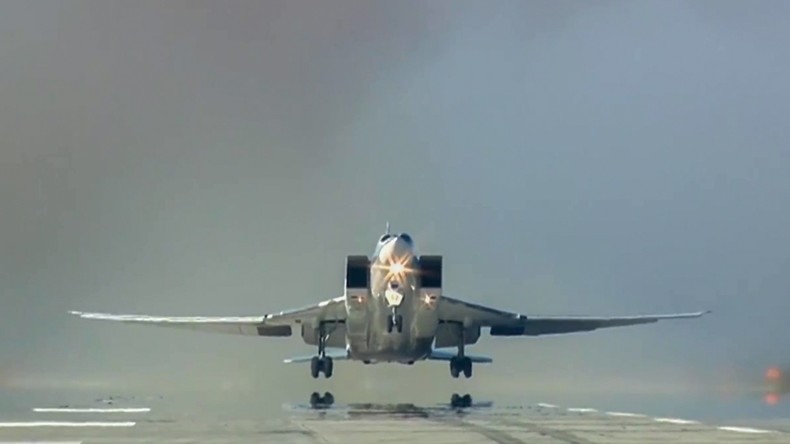 Russlands Luftwaffe zerstört Stellungen von Terroristen nach C-Waffen-Angriff auf Aleppo