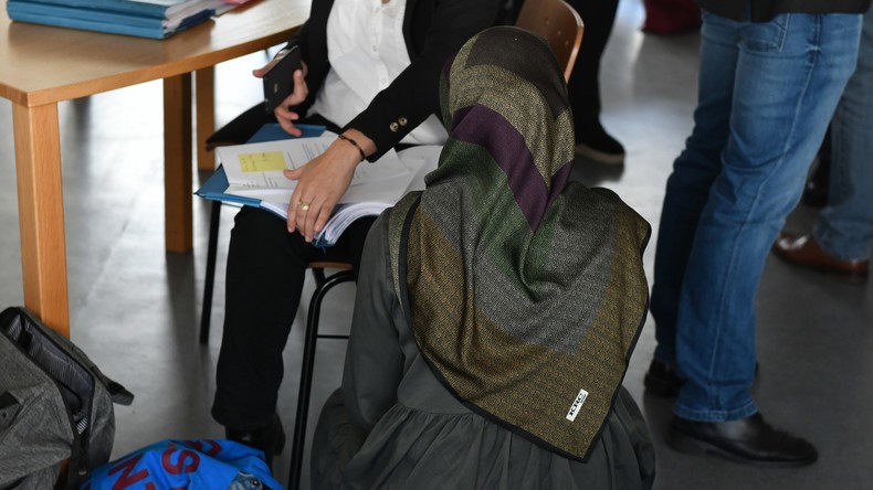 Wegen Kopftuch keine Anstellung als Lehrerin: Land Berlin ...