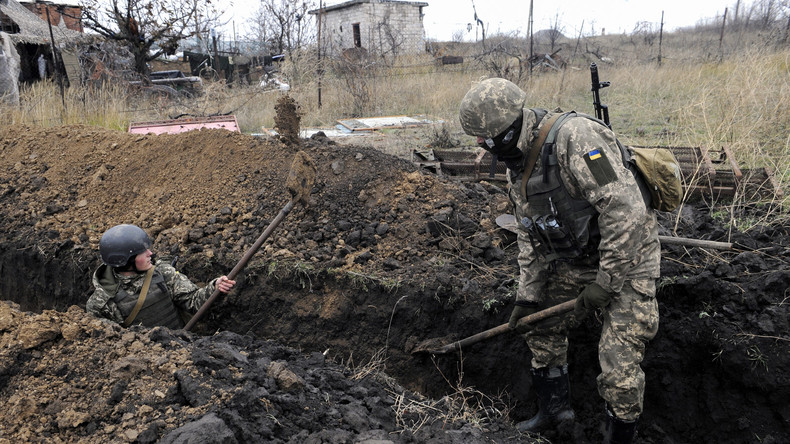 Ukrainische Kinder heben Schützengräben aus