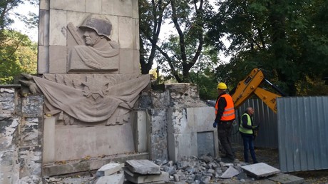 Letztes sowjetisches Kriegerdenkmal in Warschau demontiert – Warschauer bringen dennoch Grablichter