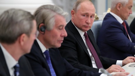 Der Vorsitzende des Ost-Ausschusses der deutschen Wirtschaft Wolfgang Büchele (2 v. links) und der russische Präsident Wladimir Putin beim Treffen mit der Delegation der deutschen Wirtschaft im Kreml am 1. November 2018.