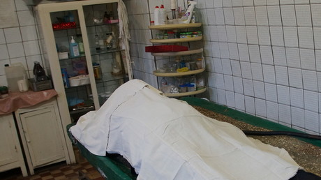 Mann taucht nach seinem eigenen Begräbnis wieder auf – Angehörige verklagen Gerichtsmediziner