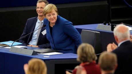 Mit Rücksicht auf EU? Angela Merkel setzt sich nach ihrer Grundsatzrede vor dem EU-Parlament am 13. November. Gleich kommen kritische Fragen, darunter zum Nord Stream 2, auf die Rede und Antwort stehen wird. 