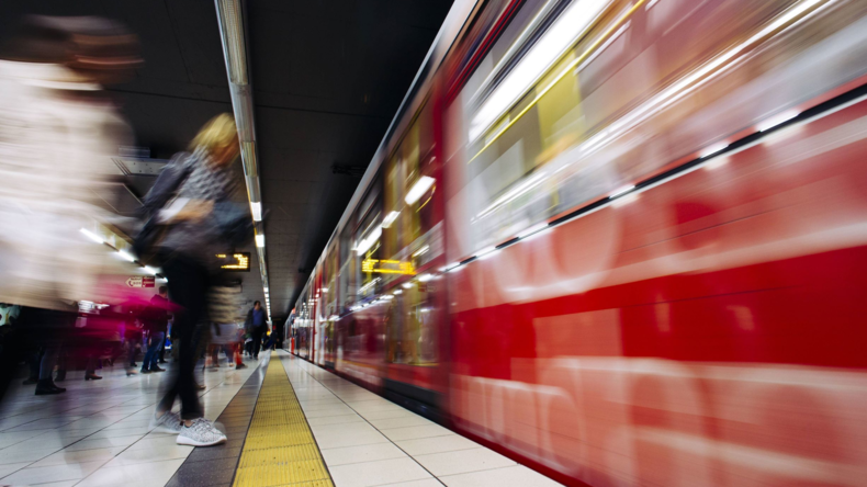Unbekannte versprühen Reizgas in Kölner Straßenbahn - 15 Verletzte
