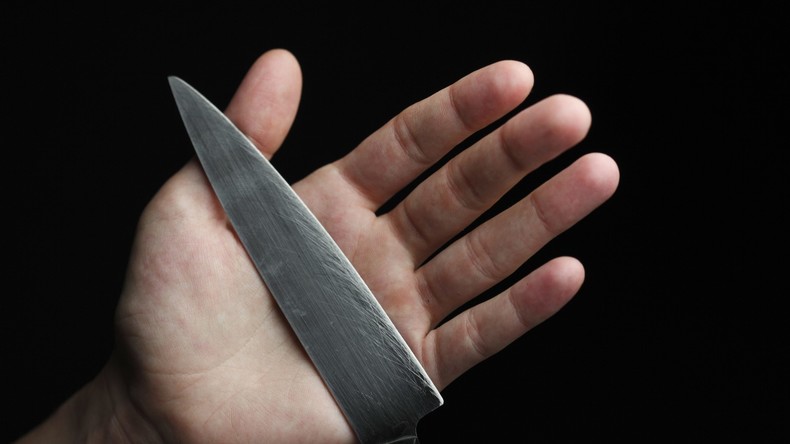 Mann mit Messer in der Brust rettet sich nach Überfall in eine Klinik