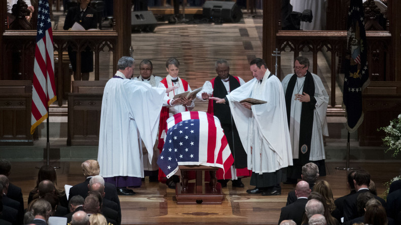 Medienkritik: Die Verklärung des verstorbenen George H. W. Bush (Video)