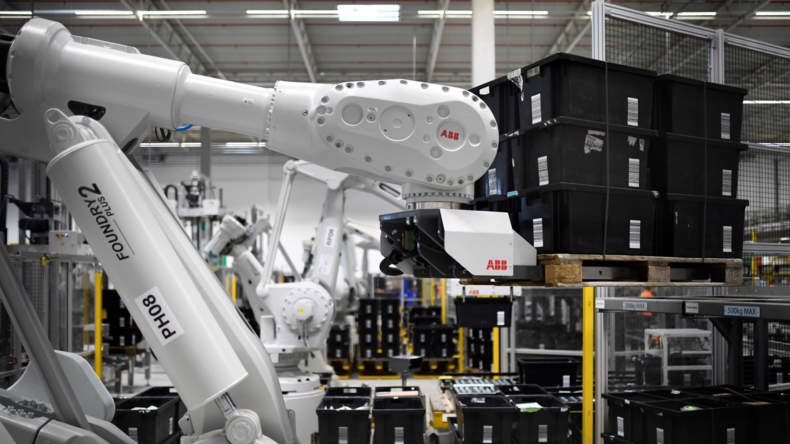 Rebellion der Maschinen? Roboter versprüht Anti-Bären-Spray – 24 Amazon-Mitarbeiter im Krankenhaus