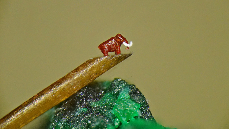 Sibirischer Miniaturenmeister stellt Mammutfigur auf Mammuthaar
