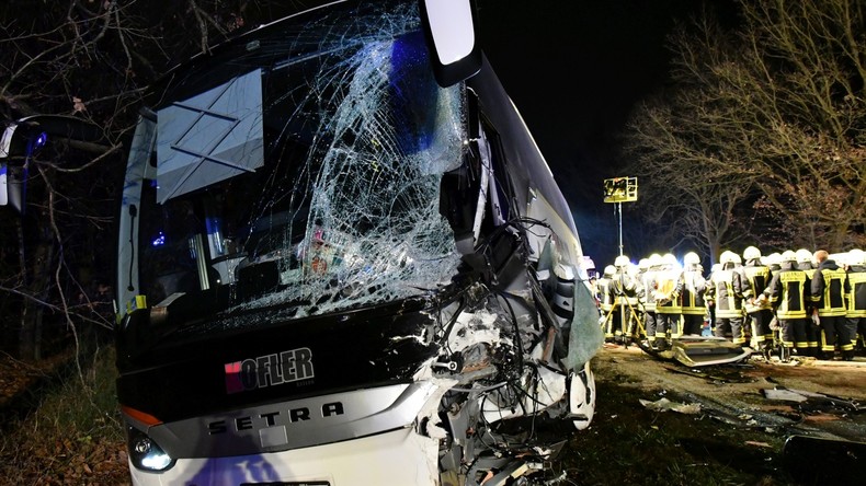 Bayern: Baustellenfahrzeug kracht in Reisebus - 22 Verletzte