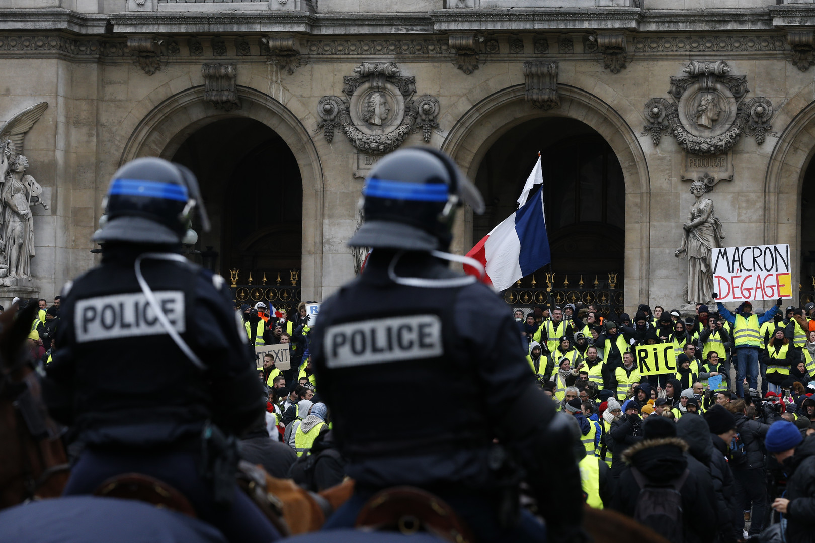 "Macron... wie bitte?" Französischer Fernsehsender "zensiert" Plakat eines Gelbwestlers (Fotos)