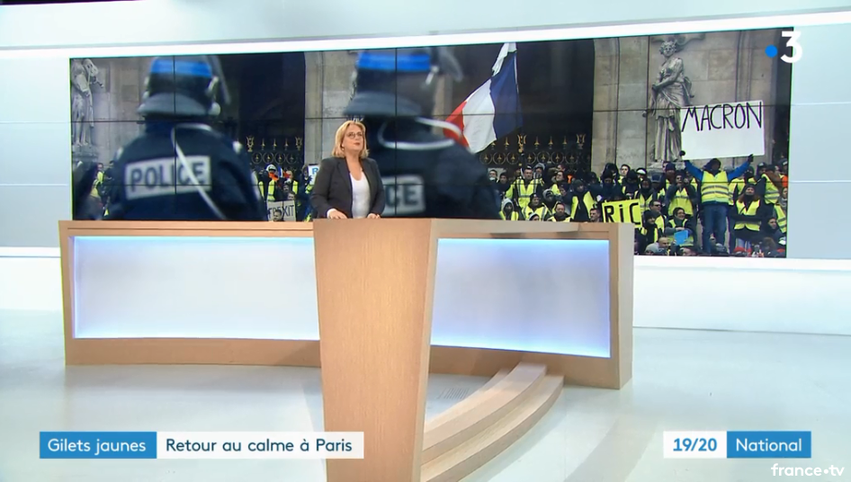 "Macron... wie bitte?" Französischer Fernsehsender "zensiert" Plakat eines Gelbwestlers (Fotos)
