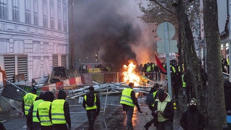 Frankreich: Der wahre Brandstifter trägt Maßanzug