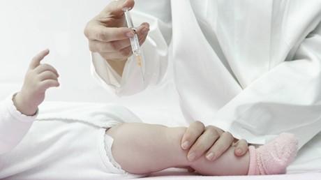 Neugeborenes Mädchen stirbt an Blutvergiftung nach Kuss eines Verwandten
