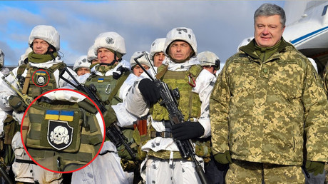 Mit Totenkopf auf der Brust: Präsident der Ukraine posiert mit Soldaten mit SS-Abzeichen