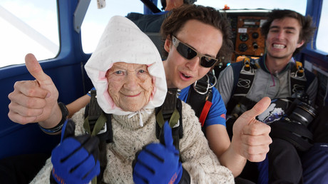 Australierin springt mit 102 Jahren zum Fallschirm-Weltrekord – für guten Zweck