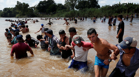 Flüchtlinge versuchen den Grenzfluss zwischen Guatemala und Mexiko zu überqueren. Von Mexiko aus wollen sie in die USA gelangen. 