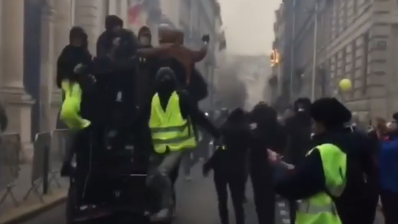 Gelbwesten stürmen Gebäude des Regierungssprechers (VIDEO)
