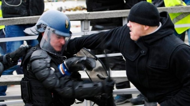"Gelbwesten-Rocky": Erst vermöbelte er Polizisten, dann stellte er sich (Video)