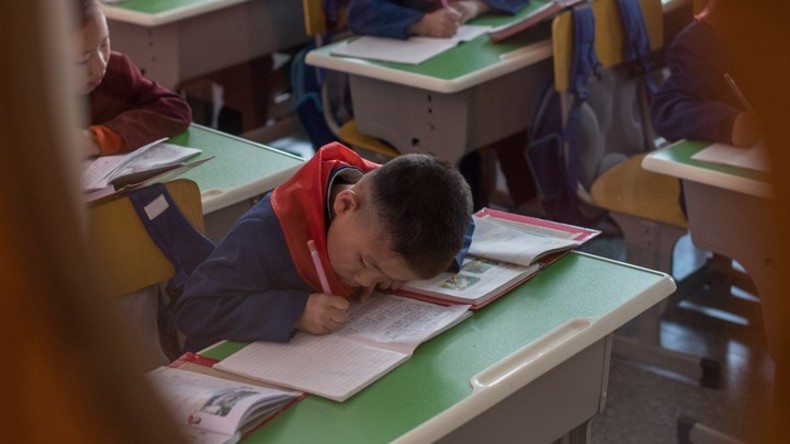 Nordkoreanische Schüler erhalten Süßigkeiten zum Geburtstag - von Kim Jong-un