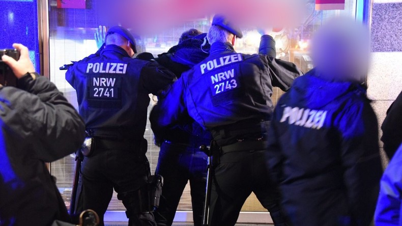 Razzia gegen Clans: Tabak, Betäubungsmittel und Geld beschlagnahmt - 14 Festnahmen