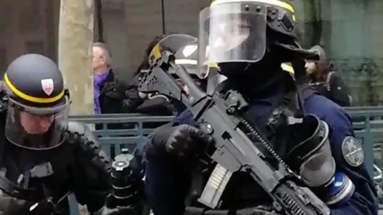 Paris: Macron lässt Einsatzpolizei CRS mit G36-Sturmgewehren gegen Gelbwesten aufmarschieren